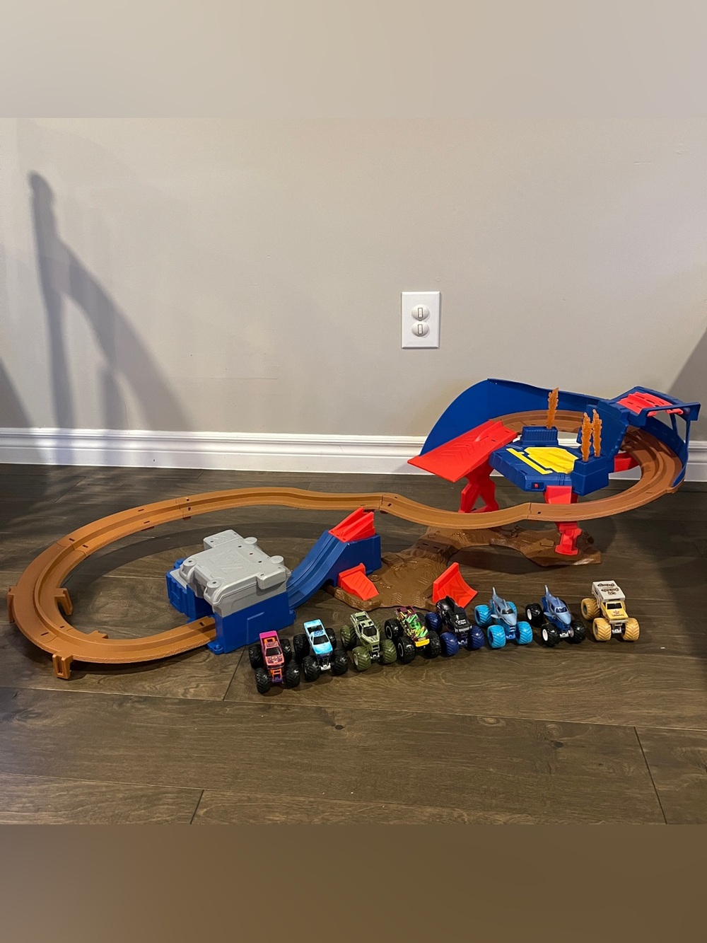Monster Jam Hot Wheels Supercharge Speedway Track Playset W/ 8 Monster Trucks